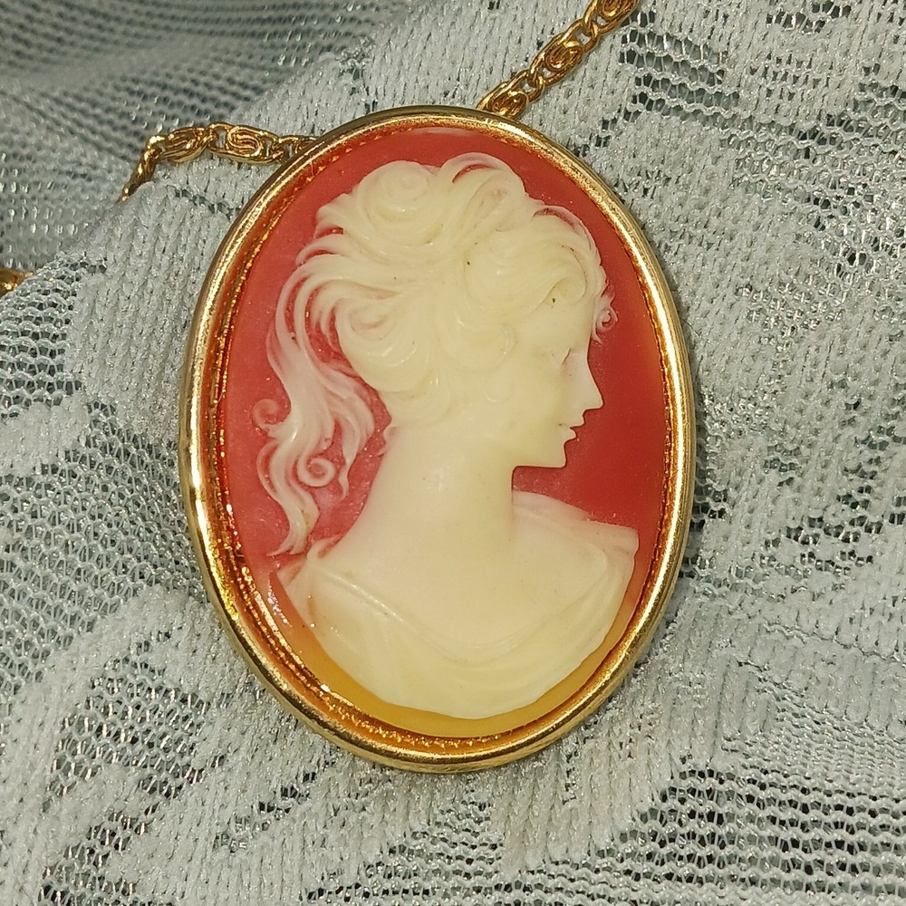 Vintage Large Gold Tone Oval Cameo LOCKET Pendant Chain Necklace